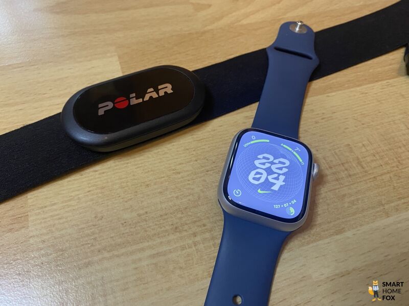 Apple Watch 9 neben Polar H10 Brustgurt